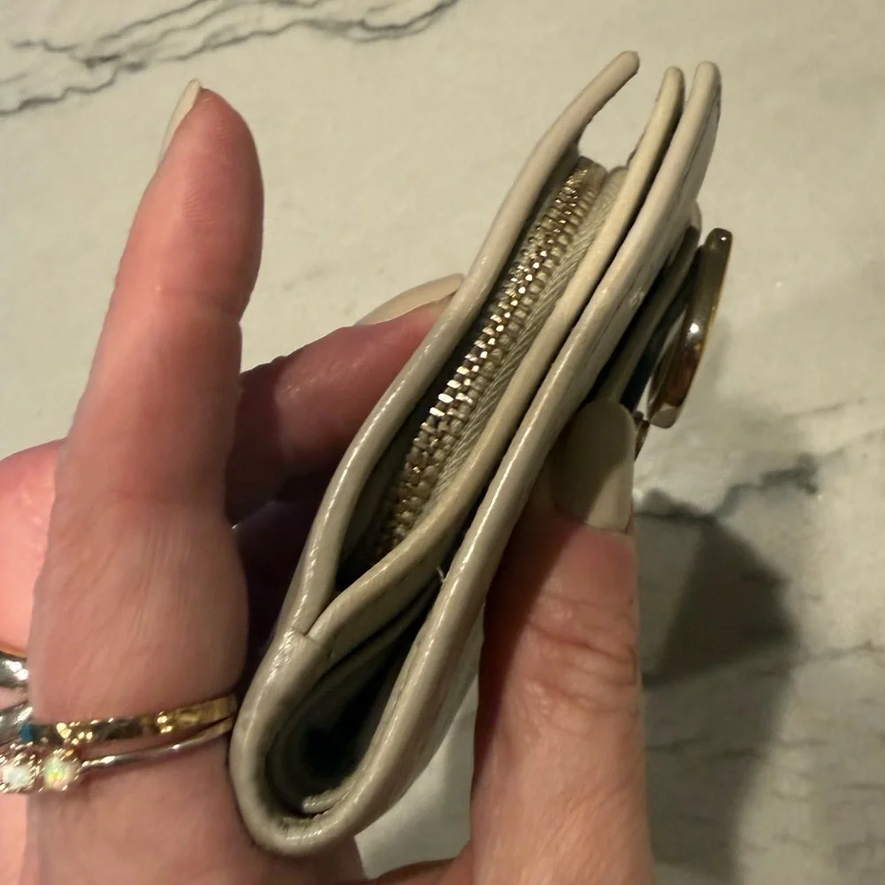 Gucci Beige GG Embossed Leather Bifold Wallet Gold D-Clasp Vintage Authentic